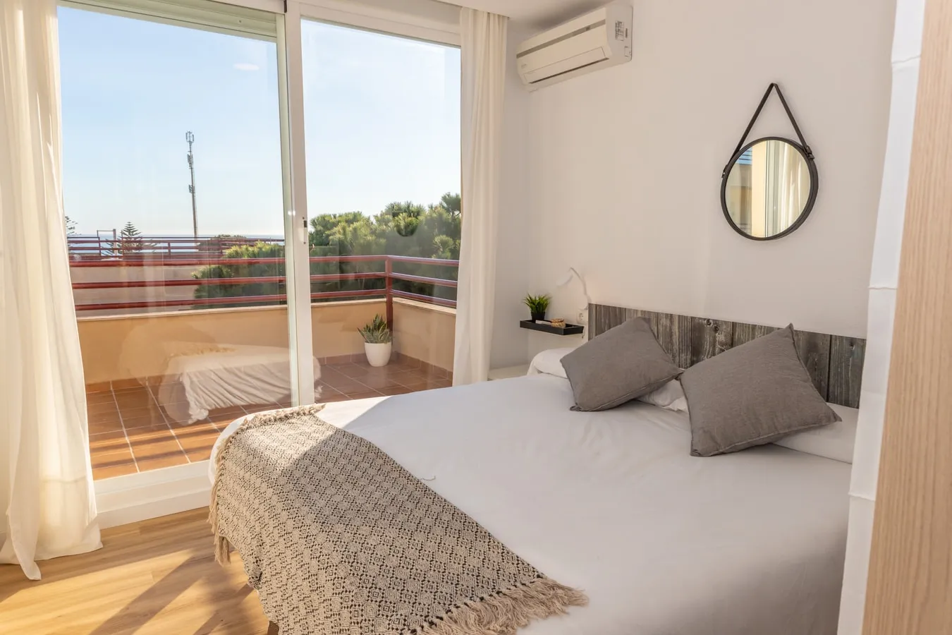 Junto al mar en Los Caños: Terraza y piscina — foto 2