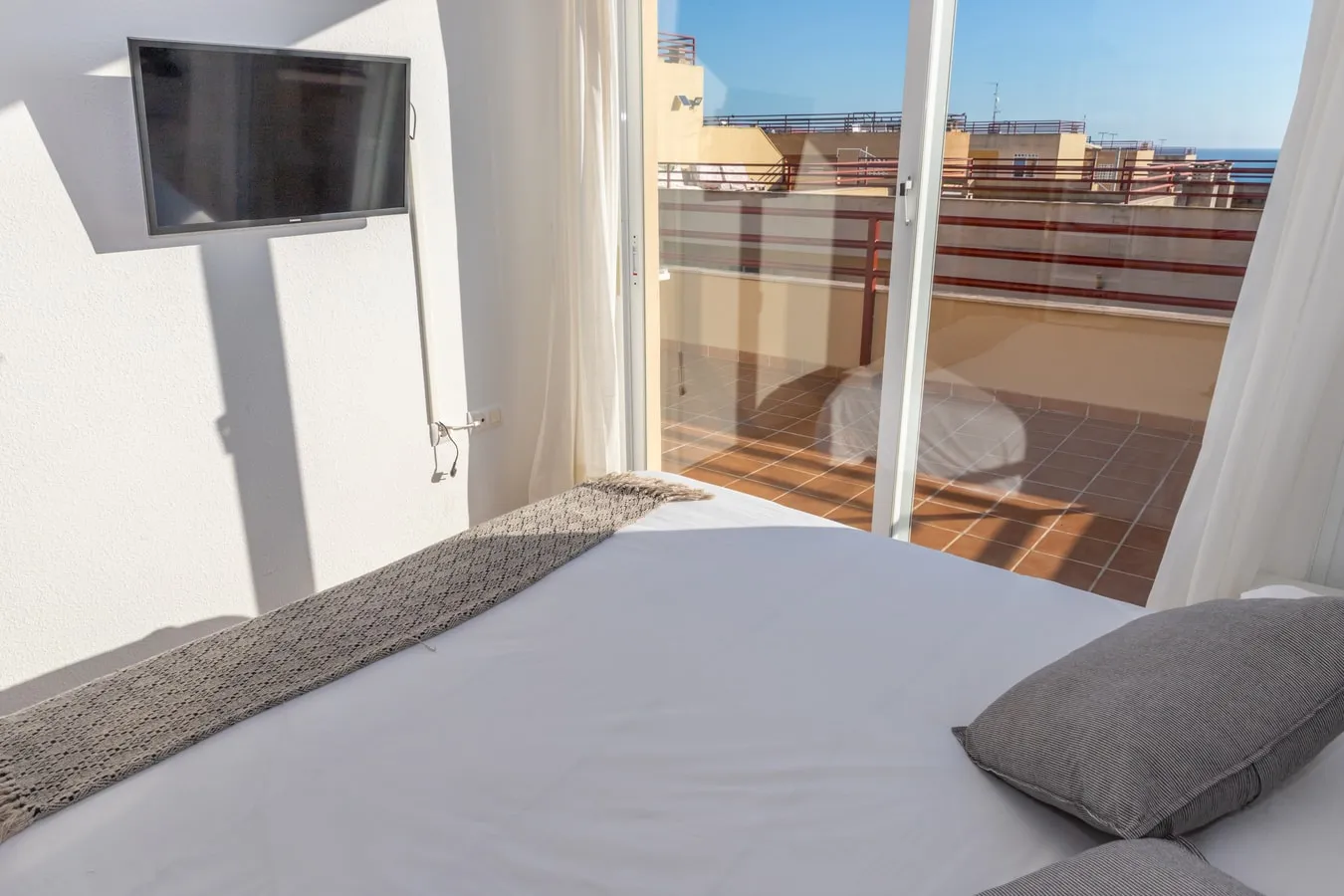 Junto al mar en Los Caños: Terraza y piscina — foto 14