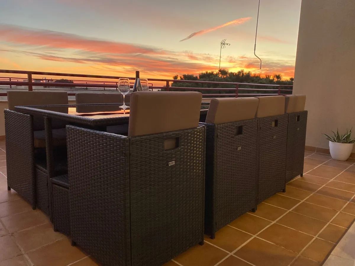 Junto al mar en Los Caños: Terraza y piscina — foto 21