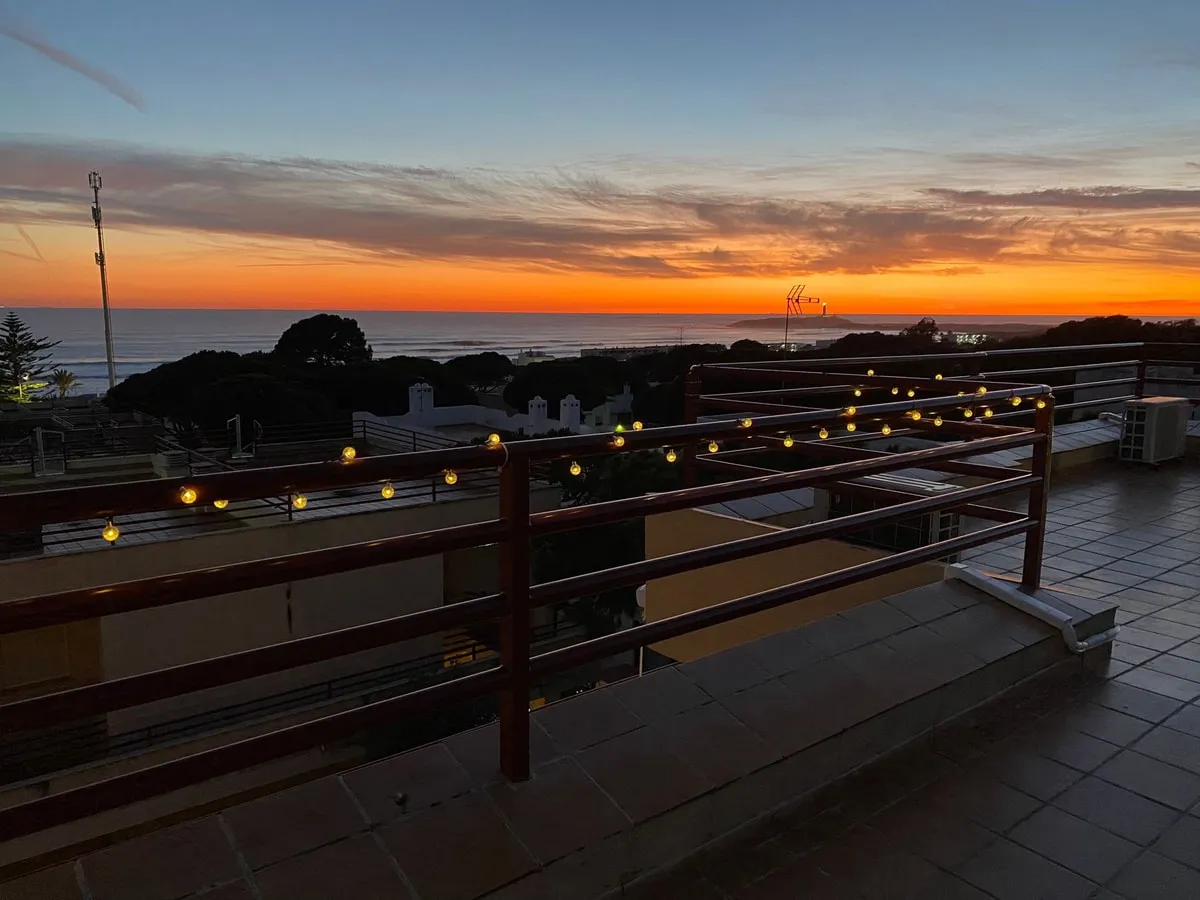 Junto al mar en Los Caños: Terraza y piscina — foto 23