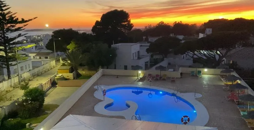 Cerca de la playa: piscina, sol y calma — foto 14