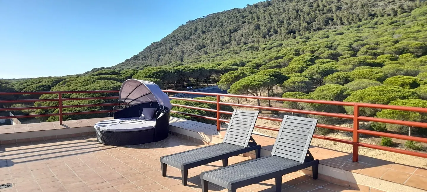 Junto al mar en Los Caños: Terraza y piscina — foto 3