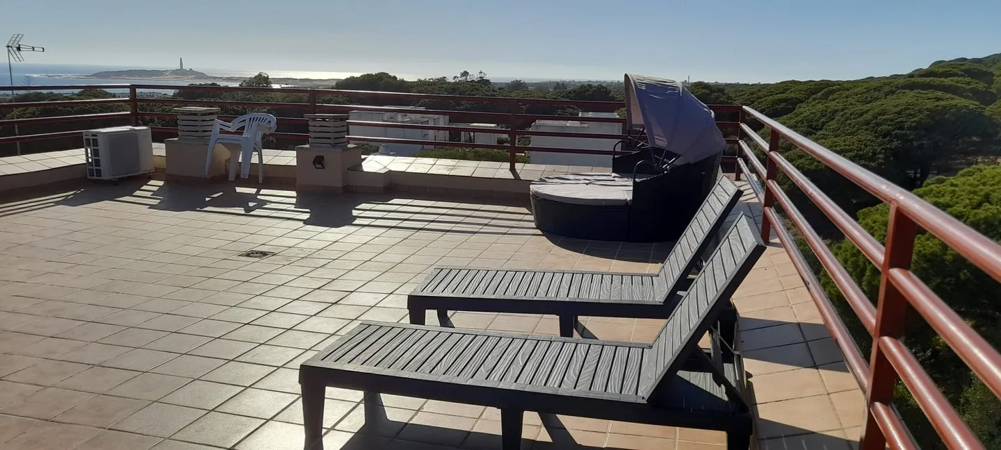 Junto al mar en Los Caños: Terraza y piscina — foto 26