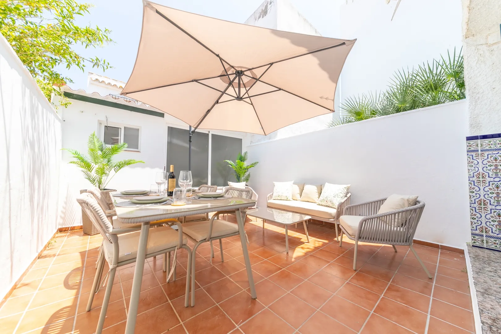 Patio andaluz en Zahara, a pasos de la playa — foto principal